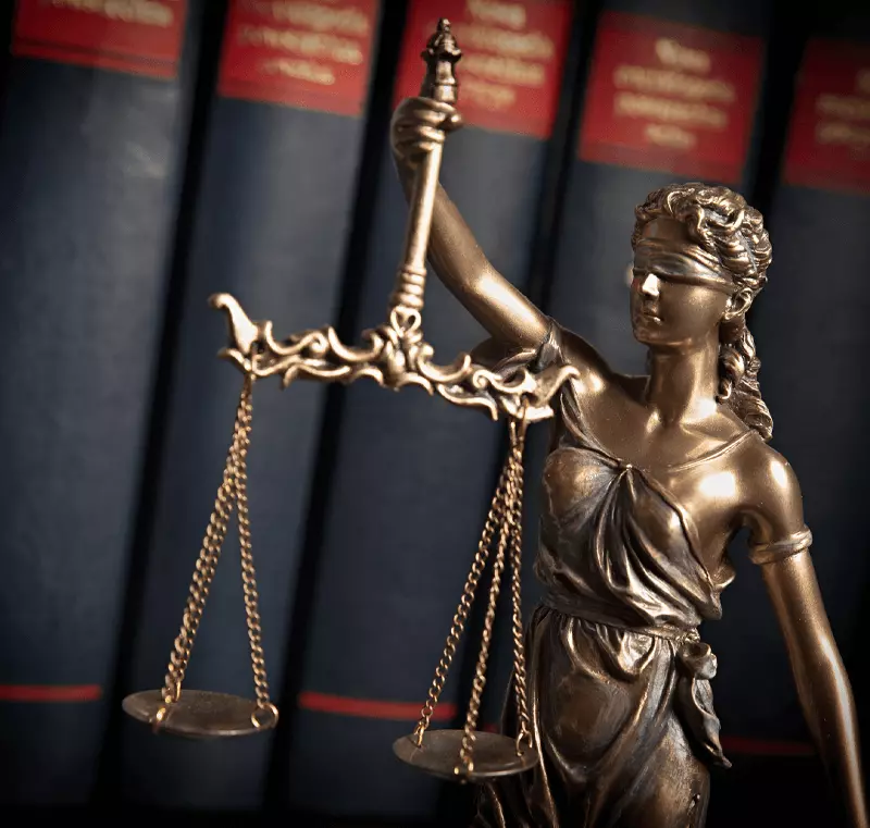 Gerenciar uma empresa envolve muitos desafios, e um dos mais críticos é garantir que todas as relações trabalhistas estejam em conformidade com a legislação. Um advogado trabalhista para empresas é essencial para evitar processos, garantir boas práticas e proteger o seu negócio. Neste artigo, explicamos como funciona essa assessoria jurídica e o que considerar ao contratar esse profissional.