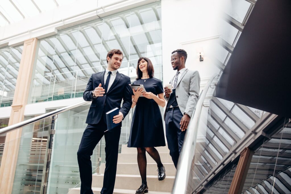 advogado-empresarial-o-que-faz-1 Imagine tomar uma decisão estratégica para sua empresa e, sem perceber, acabar envolvido em um problema jurídico. Isso pode custar tempo, dinheiro e até mesmo comprometer o futuro do seu negócio. Para evitar esse tipo de situação, contar com um advogado empresarial é essencial. Ele garante que todas as suas operações estejam alinhadas à legislação, protegendo sua empresa de riscos desnecessários.