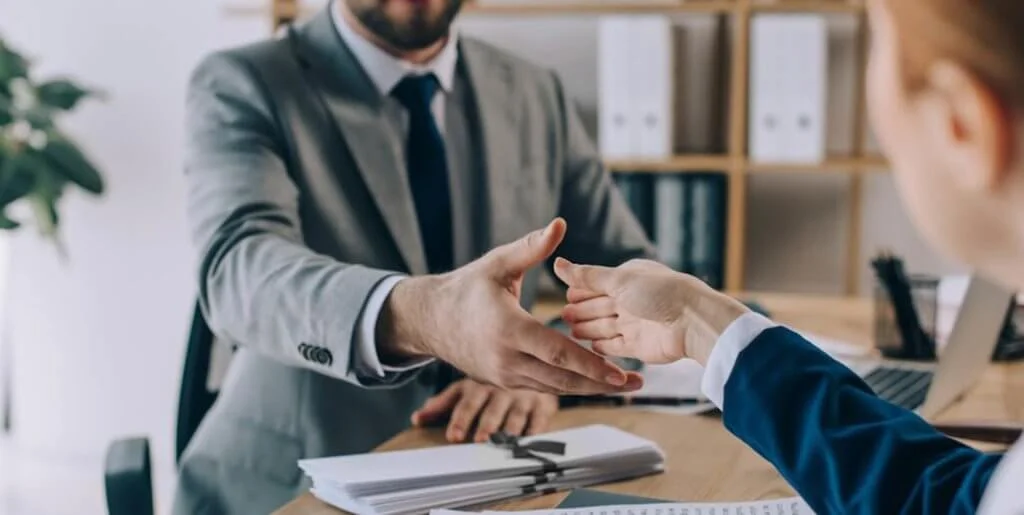 Manter um negócio em conformidade com a lei é um desafio constante. Um advogado para empresas pode ser o diferencial entre o sucesso e complicações jurídicas que colocam tudo a perder. Esse profissional atua como um escudo legal, garantindo que sua empresa esteja sempre protegida. Descubra como isso é possível.