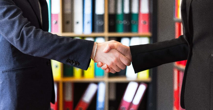 Imagine que uma empresa está prestes a fechar um contrato milionário, mas uma cláusula mal redigida coloca tudo em risco. Ou então, um negócio digital enfrenta um processo por descumprimento da LGPD. Situações como essas demonstram como o Direito Empresarial é fundamental para garantir a segurança e a longevidade das organizações.