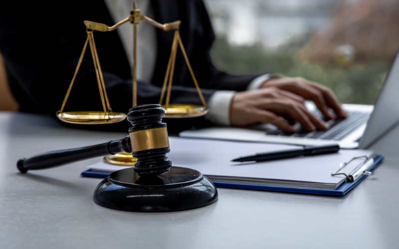 Você já se sentiu como se estivesse andando em um campo minado legal quando o assunto é legislação trabalhista? 🤯 Para muitos empresários e empreendedores, essa é uma realidade constante. Mas, e se existisse um guia para navegar por essas águas turbulentas com mais segurança e tranquilidade? A boa notícia é que existe! Contar com um advogado trabalhista empresarial pode ser a chave para o sucesso e a longevidade do seu negócio.