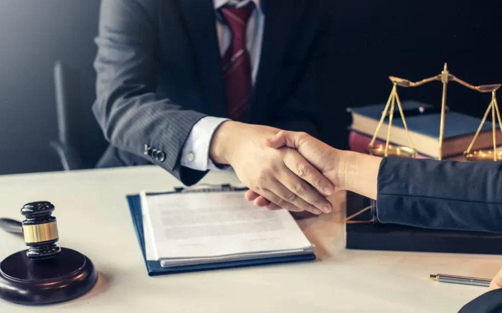 Imagine perder anos de trabalho e investimento por conta de um detalhe jurídico ignorado. Pois é, quando o assunto é segurança empresarial, não se trata apenas de tomar boas decisões comerciais, mas de garantir que cada passo esteja respaldado legalmente. A advocacia empresarial entra nesse cenário como a aliada estratégica que todo empreendedor precisa para manter sua empresa protegida e competitiva.