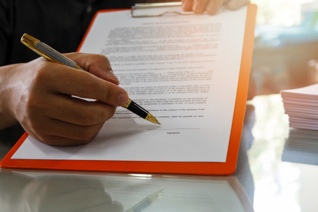 contratos-empresariais-a-importancia-em-litigios-1 Já parou para pensar que um simples contrato mal redigido pode se transformar em uma enorme dor de cabeça para o seu negócio? 🤔 Para evitar que essa preocupação se torne realidade, contar com um advogado especializado em contratos empresariais é uma jogada inteligente e estratégica. Afinal, no dinâmico mundo dos negócios, a segurança jurídica é um alicerce fundamental para o crescimento sustentável.
