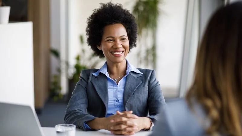 A atuação de um advogado trabalhista empresarial vai muito além da resolução de conflitos. Ele é um verdadeiro consultor jurídico, pronto para oferecer assessoria jurídica e consultoria em diversas questões do dia a dia da sua empresa. Seja para esclarecer dúvidas sobre demissões, alterações contratuais, jornadas de trabalho ou transferências de funcionários, o advogado está ali para fornecer orientações precisas e seguras.