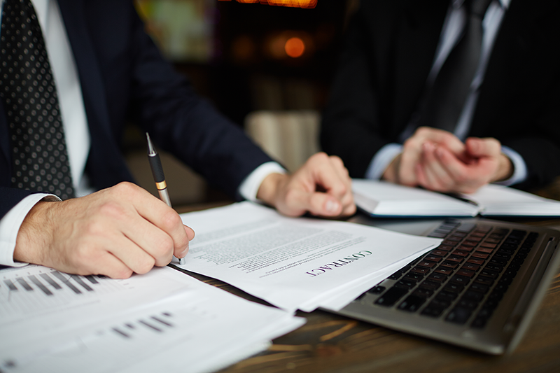 A resposta mais direta é: agora. Ter um parceiro jurídico desde o início das operações da empresa é o cenário ideal. No entanto, nunca é tarde para começar. Ao buscar um escritório de advogados com atuação empresarial, o empresário tem acesso a uma consultoria especializada que entende as particularidades do seu mercado.